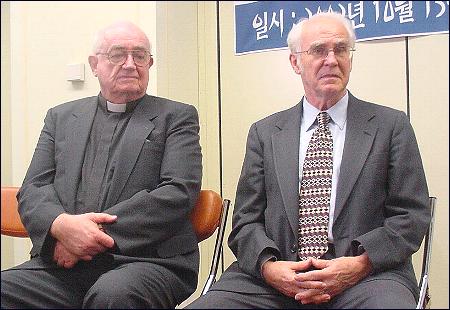 민주화기념사업회 주최 간담회에 참석한 조지 오글 목사(오른쪽)와 제임스 시노트 신부.
